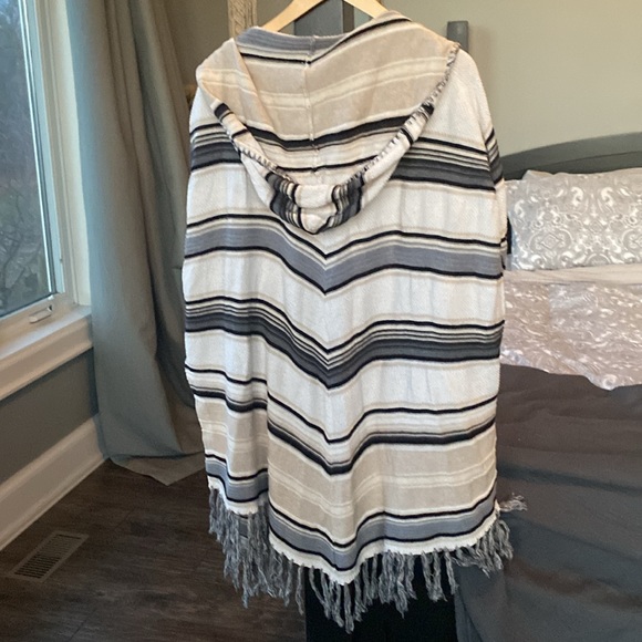 Gorgeous Moth poncho size XS/S - Picture 5 of 5